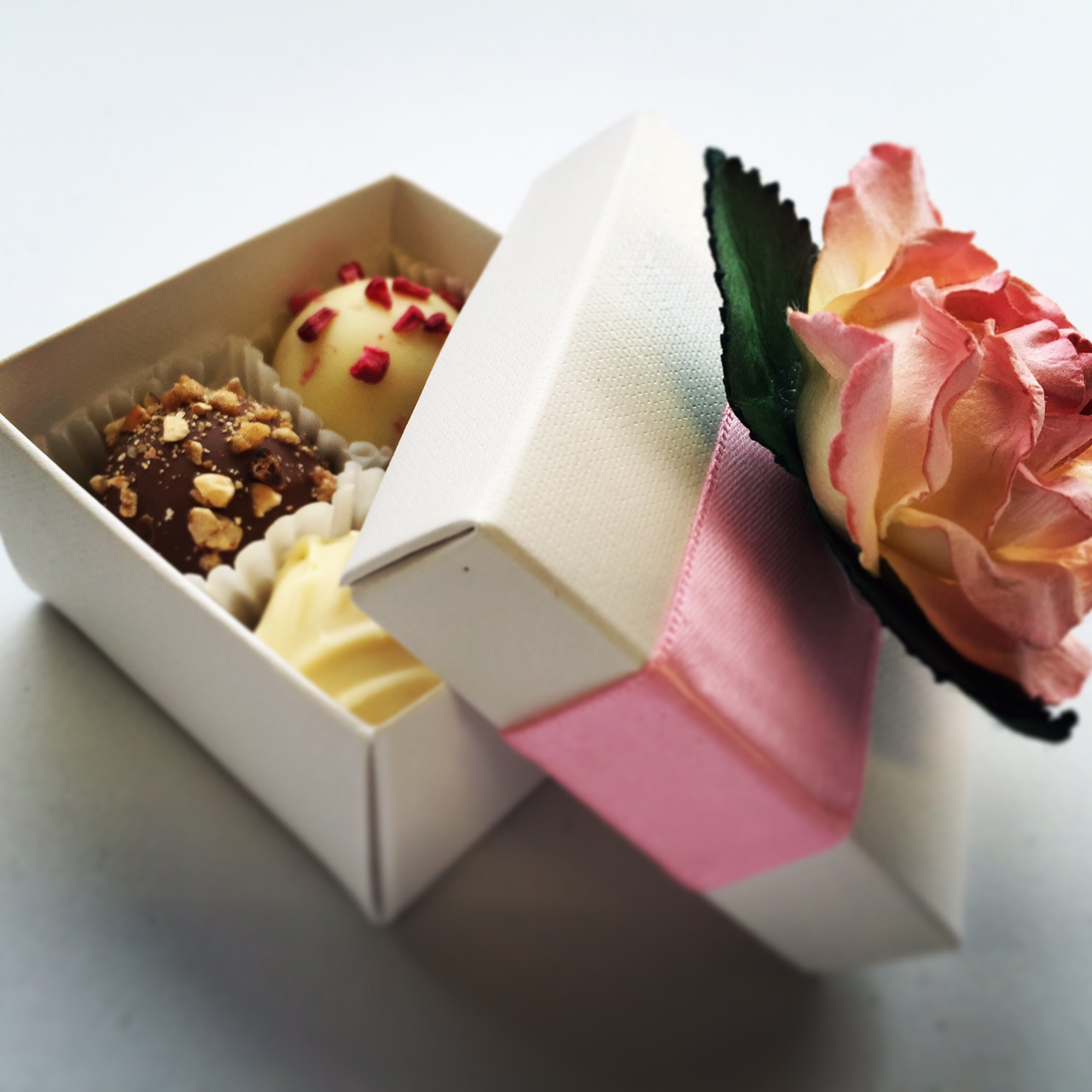 Luxury 4 Swiss Chocolate Truffle Favour Box With Large Rose and Ribbon