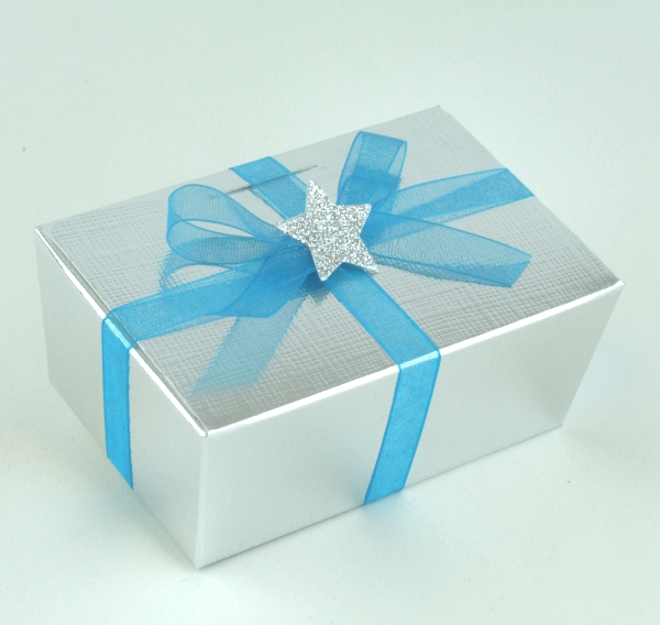 12 Truffle favour gift box with ribbon and glitter star decoration
